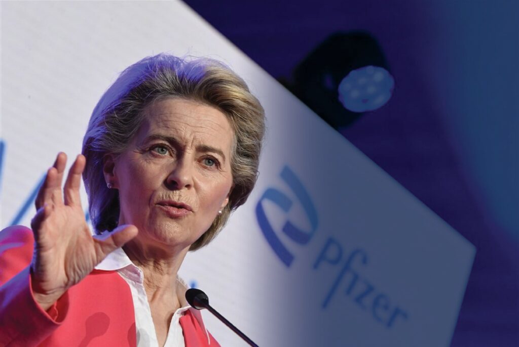 Ursula von der Leyen visiting Pfizer in Puurs, Belgium, 23 April 2021. Photo credit: EPA-EFE/JOHN THYS/POOL, License: CEBiz SA by EPA