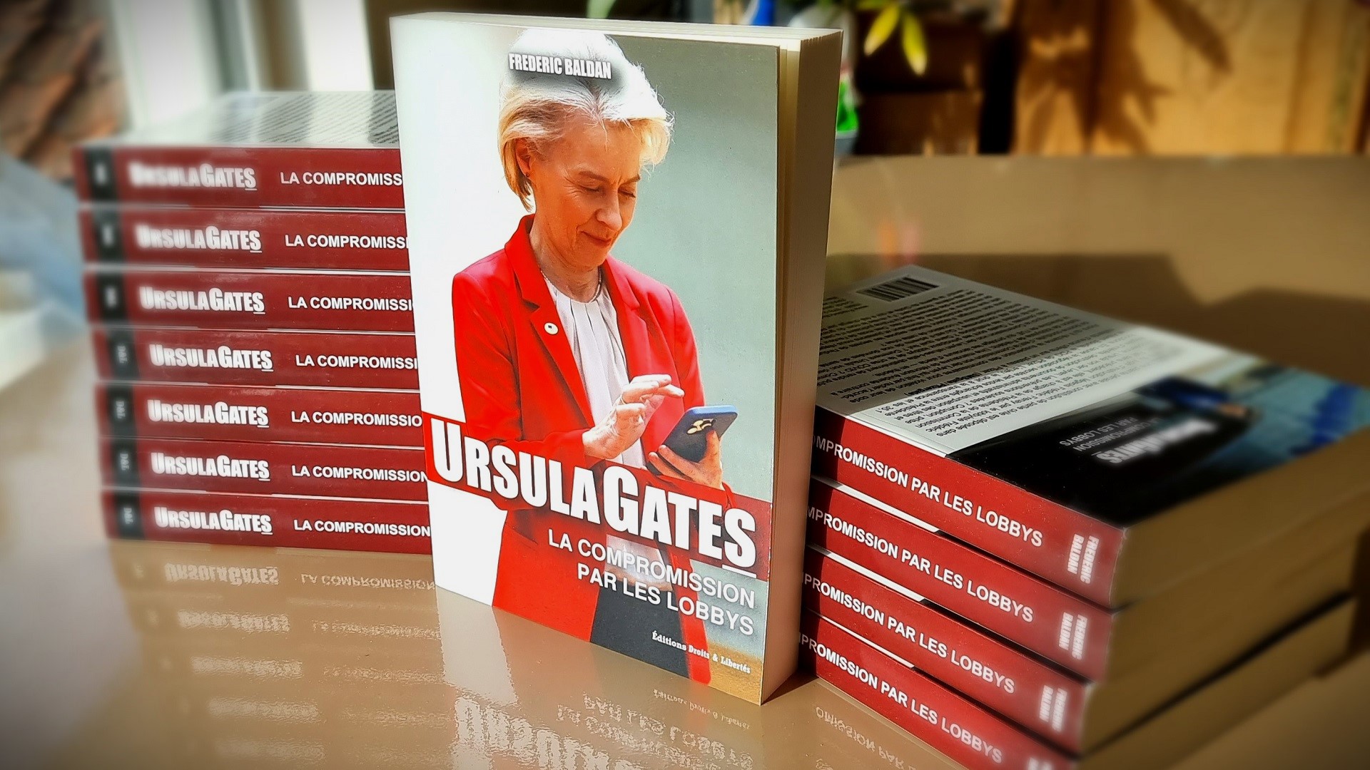 Photo d'un lot de livres "UrsulaGates : la compromission par les lobbys" de Frédéric BALDAN. UrsulaGates #ursulagates "Ursula Gates"